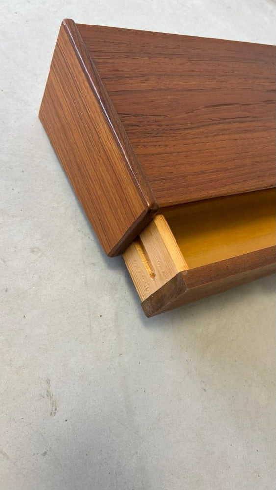 
                  
                    Vintage wandkastjes teak smal greepje - LOUI.STORE
                  
                