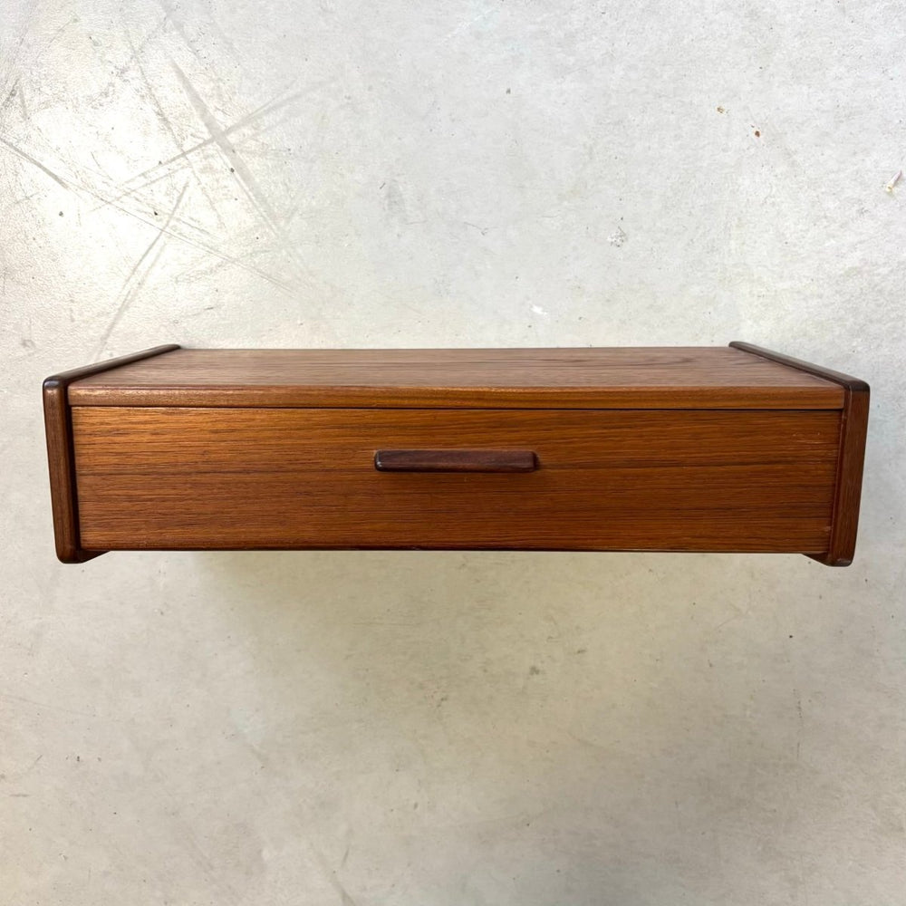 
                  
                    Vintage wandkastjes teak smal greepje - LOUI.STORE
                  
                