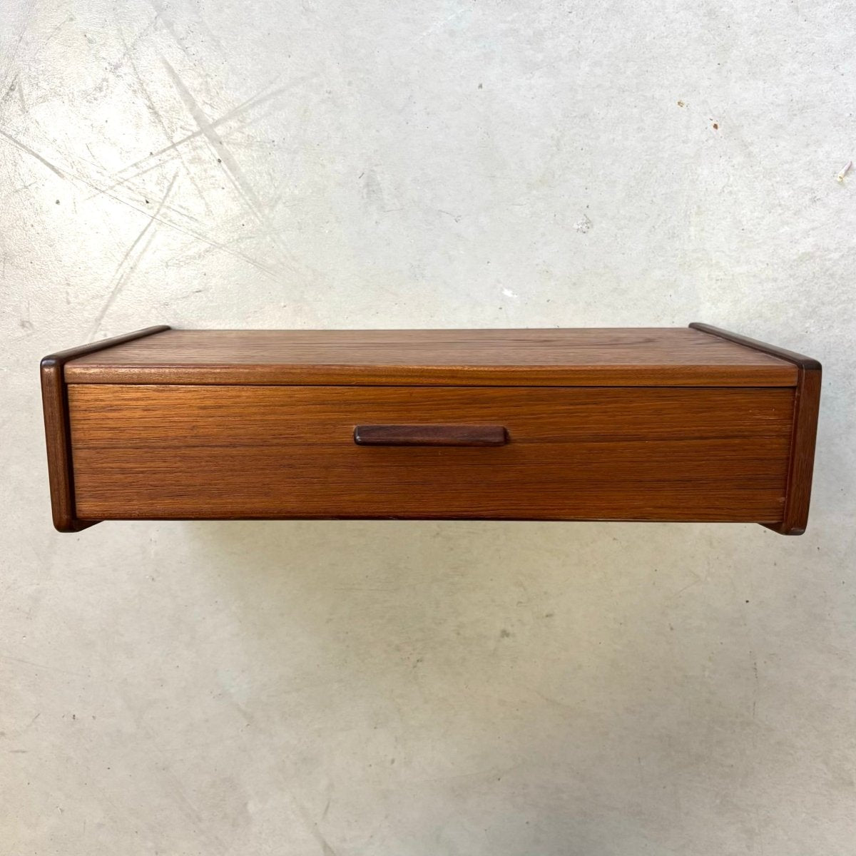 
                  
                    Vintage wandkastjes teak smal greepje - LOUI.STORE
                  
                