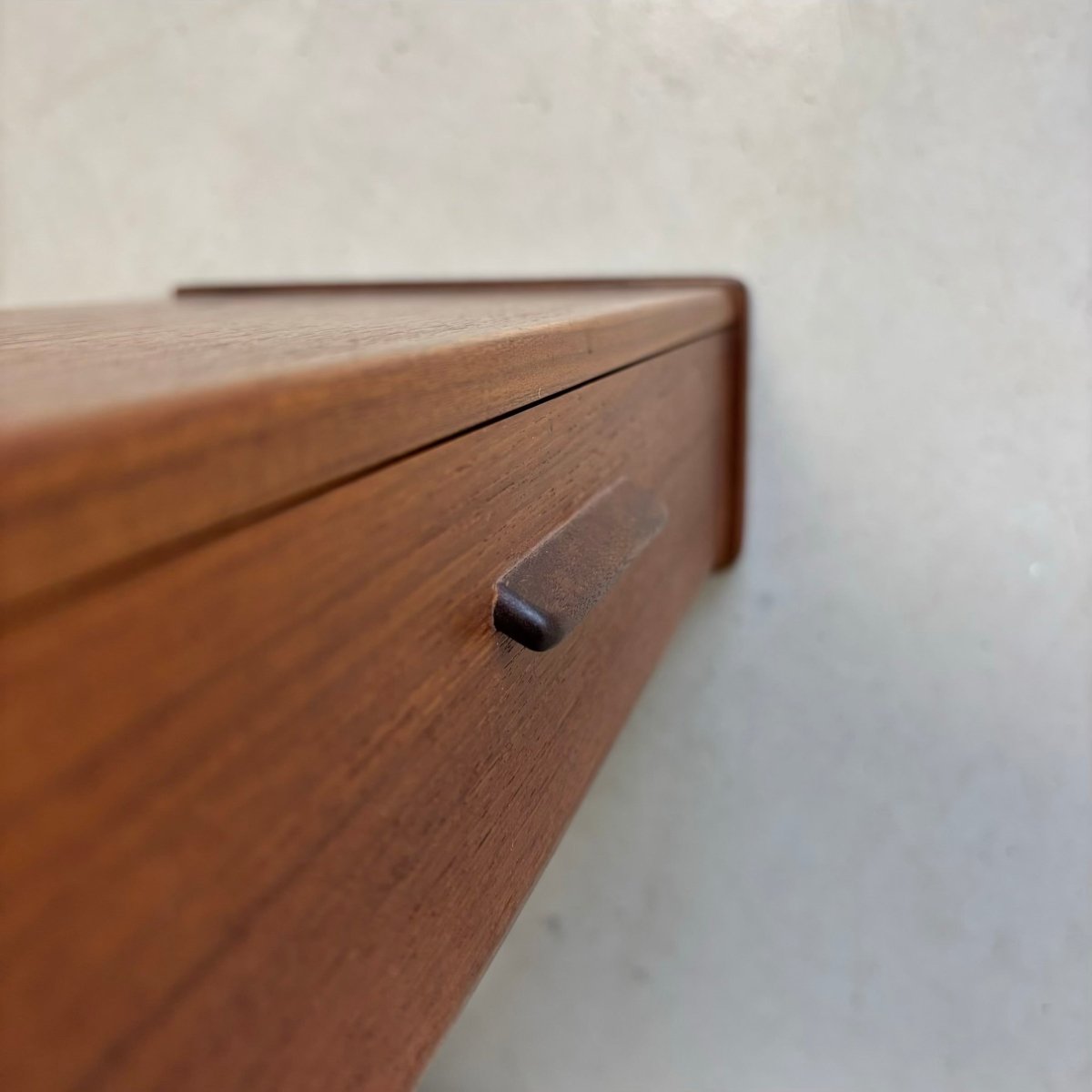 
                  
                    Vintage wandkastjes teak smal greepje - LOUI.STORE
                  
                