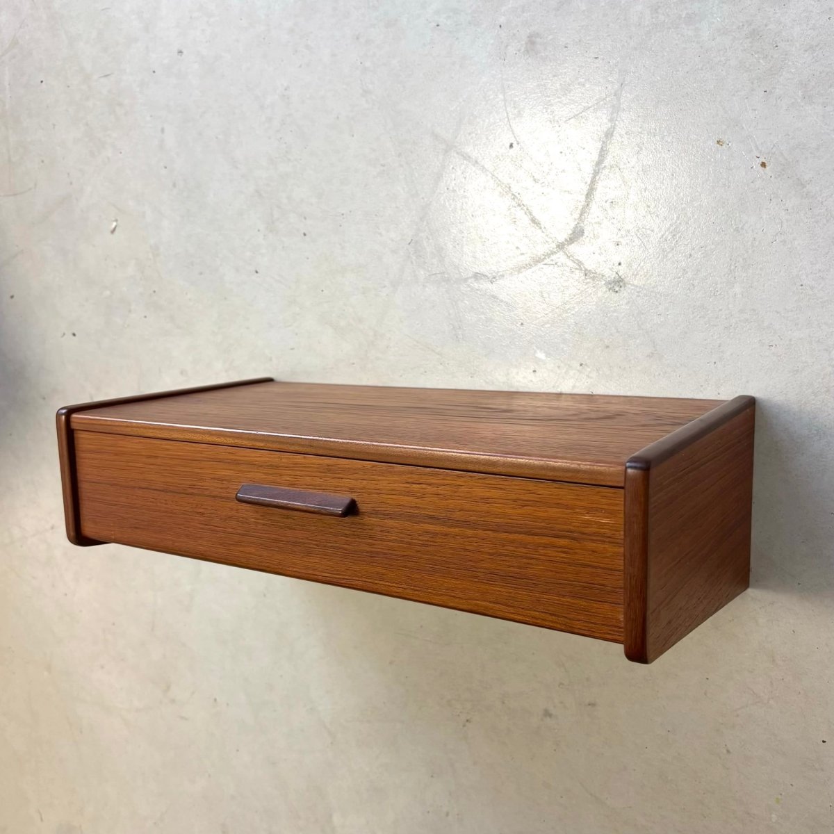 
                  
                    Vintage wandkastjes teak smal greepje - LOUI.STORE
                  
                