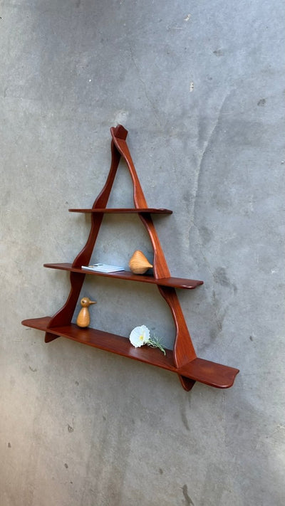 
                  
                    Vintage wandplank driehoek teak Peder Moos - LOUI
                  
                