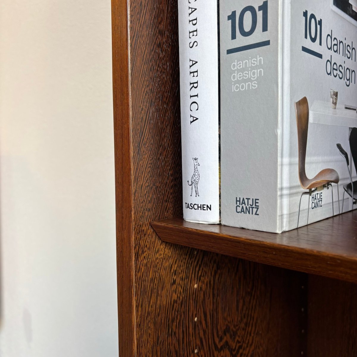 
                  
                    Vintage wengé Hundevad boekenkast - LOUI.STORE
                  
                