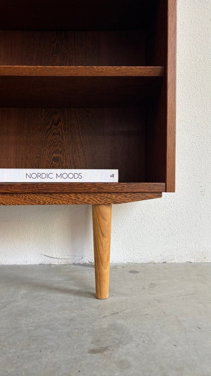 
                  
                    Vintage wengé Hundevad boekenkast - LOUI.STORE
                  
                