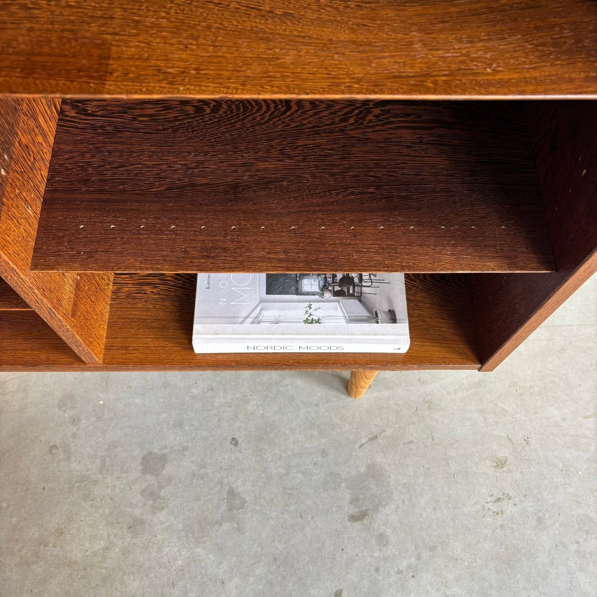 
                  
                    Vintage wengé Hundevad boekenkast - LOUI.STORE
                  
                