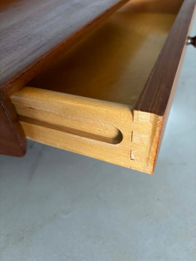 
                  
                    Wandkastje met lade teak - LOUI.STORE
                  
                