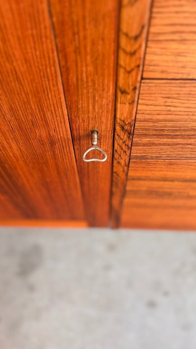 
                  
                    Zweeds sideboard door Nils Jonsson voor Troeds - LOUI.STORE
                  
                