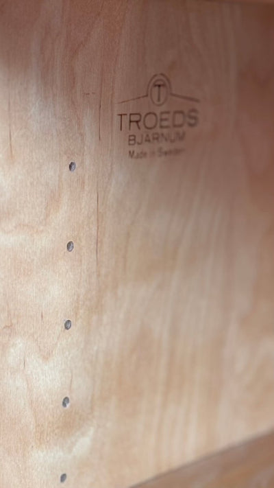 
                  
                    Zweeds sideboard door Nils Jonsson voor Troeds - LOUI.STORE
                  
                