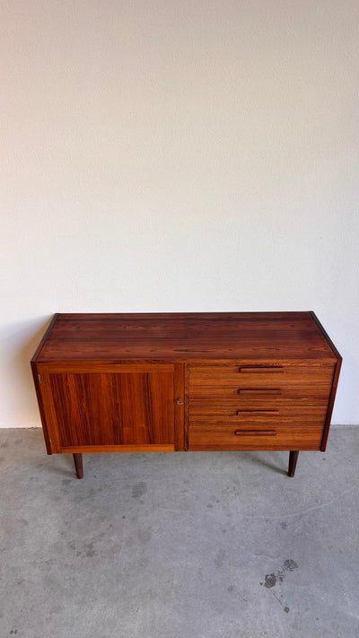 
                  
                    Zweeds sideboard door Nils Jonsson voor Troeds - LOUI.STORE
                  
                