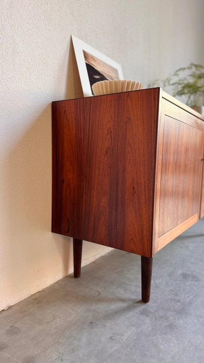 
                  
                    Zweeds sideboard door Nils Jonsson voor Troeds - LOUI.STORE
                  
                