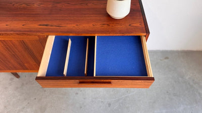 
                  
                    Zweeds sideboard door Nils Jonsson voor Troeds - LOUI.STORE
                  
                