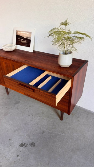 
                  
                    Zweeds sideboard door Nils Jonsson voor Troeds - LOUI.STORE
                  
                