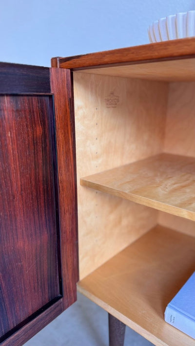 
                  
                    Zweeds sideboard door Nils Jonsson voor Troeds - LOUI.STORE
                  
                