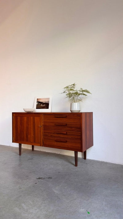 
                  
                    Zweeds sideboard door Nils Jonsson voor Troeds - LOUI.STORE
                  
                