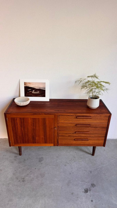 
                  
                    Zweeds sideboard door Nils Jonsson voor Troeds - LOUI.STORE
                  
                