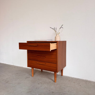 
                  
                    Zweedse ladekast Nils Jonsson Domi Monté serie - LOUI.STORE
                  
                