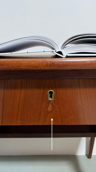 
                  
                    asymmetrisch bureautje teak - LOUI.STORE
                  
                