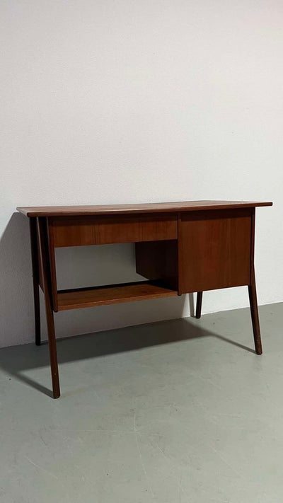 
                  
                    asymmetrisch bureautje teak - LOUI.STORE
                  
                