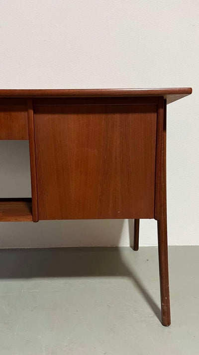 
                  
                    asymmetrisch bureautje teak - LOUI.STORE
                  
                