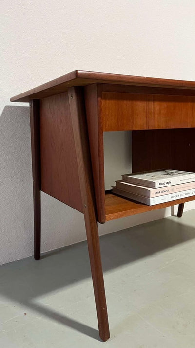 
                  
                    asymmetrisch bureautje teak - LOUI.STORE
                  
                