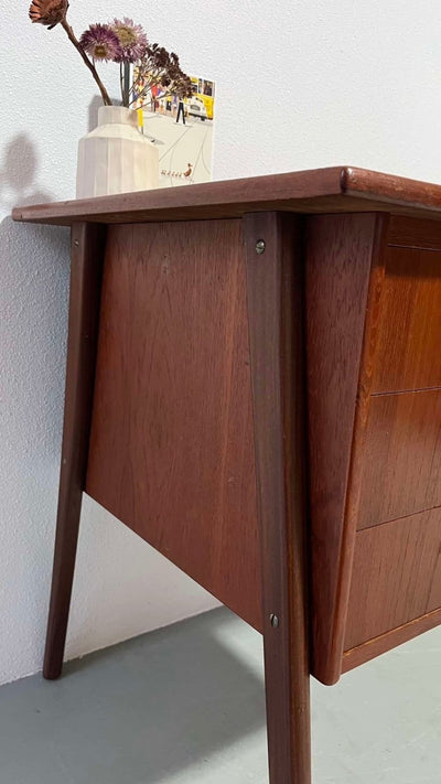 
                  
                    asymmetrisch bureautje teak - LOUI.STORE
                  
                