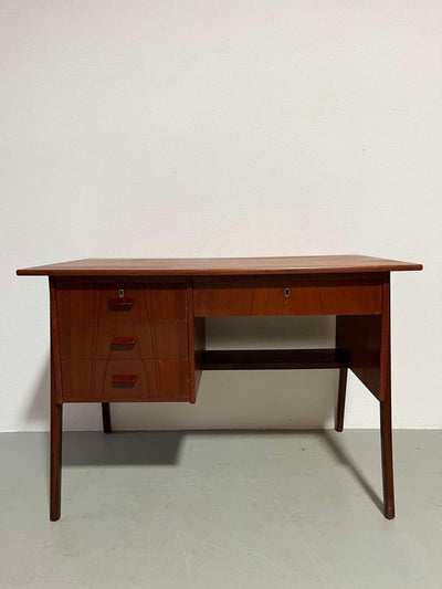 
                  
                    asymmetrisch bureautje teak - LOUI.STORE
                  
                