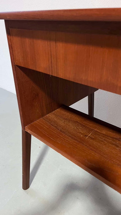 
                  
                    asymmetrisch bureautje teak - LOUI.STORE
                  
                