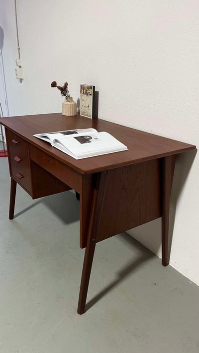 
                  
                    asymmetrisch bureautje teak - LOUI.STORE
                  
                