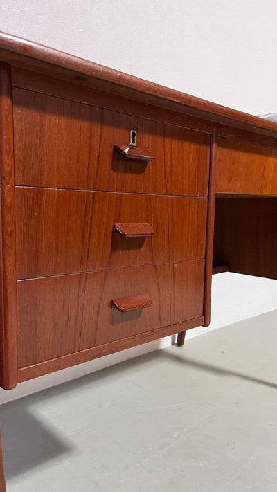 
                  
                    asymmetrisch bureautje teak - LOUI.STORE
                  
                