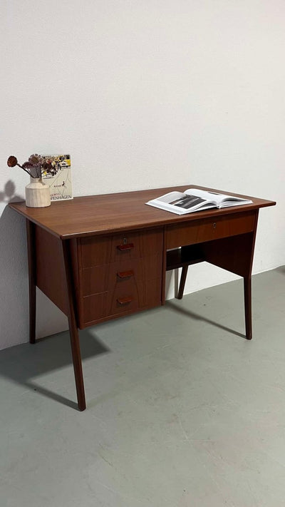 
                  
                    asymmetrisch bureautje teak - LOUI.STORE
                  
                