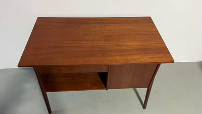 
                  
                    asymmetrisch bureautje teak - LOUI.STORE
                  
                