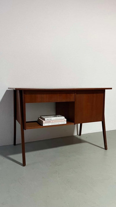 
                  
                    asymmetrisch bureautje teak - LOUI.STORE
                  
                