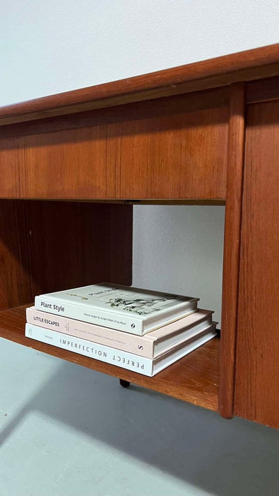 
                  
                    asymmetrisch bureautje teak - LOUI.STORE
                  
                