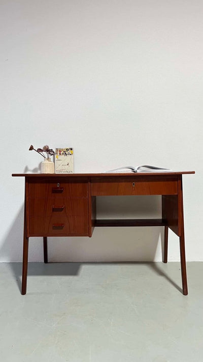 
                  
                    asymmetrisch bureautje teak - LOUI.STORE
                  
                