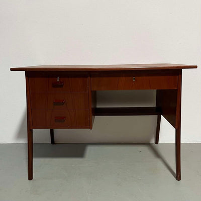 
                  
                    asymmetrisch bureautje teak - LOUI.STORE
                  
                