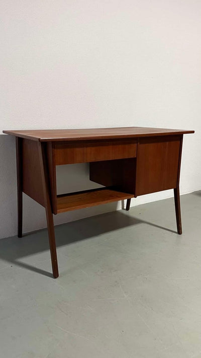 
                  
                    asymmetrisch bureautje teak - LOUI.STORE
                  
                