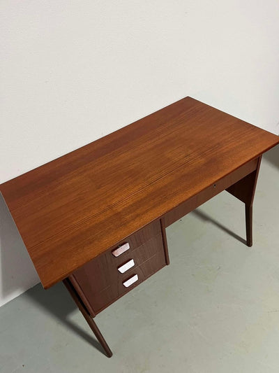 
                  
                    asymmetrisch bureautje teak - LOUI.STORE
                  
                