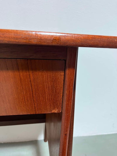 
                  
                    asymmetrisch bureautje teak - LOUI.STORE
                  
                