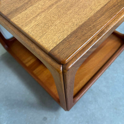 
                  
                    Bijzettafeltje kubus teak - trolley - LOUI.STORE
                  
                