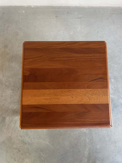 
                  
                    Bijzettafeltje kubus teak - trolley - LOUI.STORE
                  
                