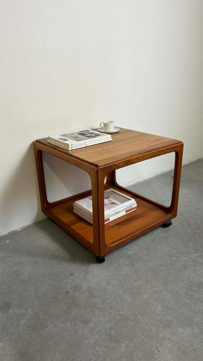 
                  
                    Bijzettafeltje kubus teak - trolley - LOUI.STORE
                  
                