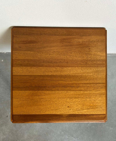 
                  
                    Bijzettafeltje kubus teak - trolley - LOUI.STORE
                  
                