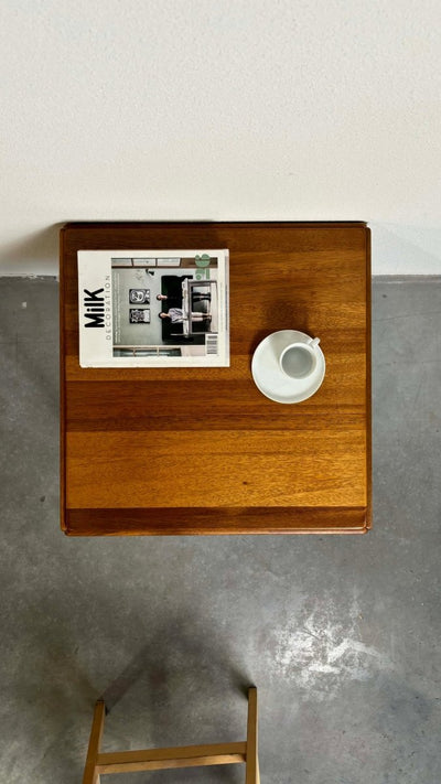 
                  
                    Bijzettafeltje kubus teak - trolley - LOUI.STORE
                  
                