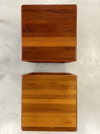 
                  
                    Bijzettafeltje kubus teak - trolley - LOUI.STORE
                  
                