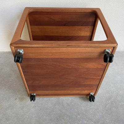 
                  
                    Bijzettafeltje kubus teak - trolley - LOUI.STORE
                  
                