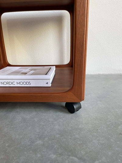 
                  
                    Bijzettafeltje kubus teak - trolley - LOUI.STORE
                  
                