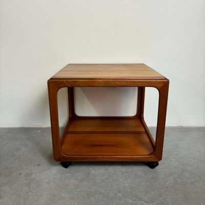 
                  
                    Bijzettafeltje kubus teak - trolley - LOUI.STORE
                  
                