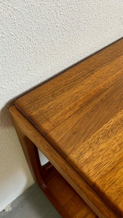 
                  
                    Bijzettafeltje kubus teak - trolley - LOUI.STORE
                  
                
