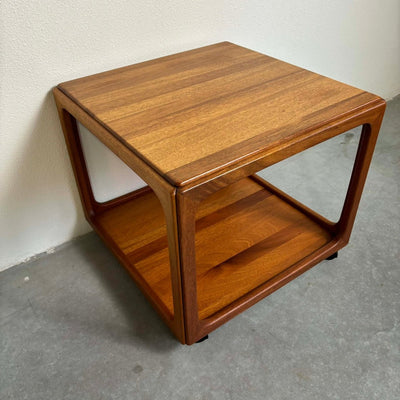 
                  
                    Bijzettafeltje kubus teak - trolley - LOUI.STORE
                  
                
