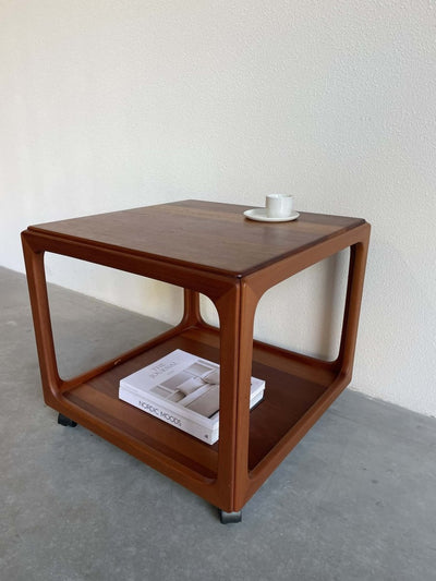 
                  
                    Bijzettafeltje kubus teak - trolley - LOUI.STORE
                  
                